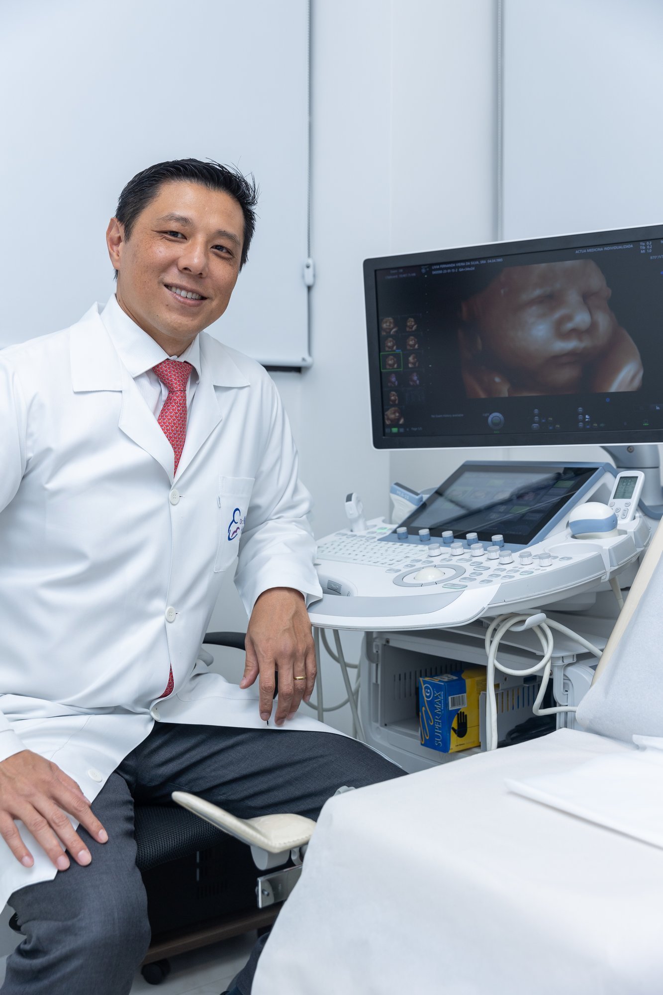 Dr. Alan Hatanaka durante exame ultrassonográfico